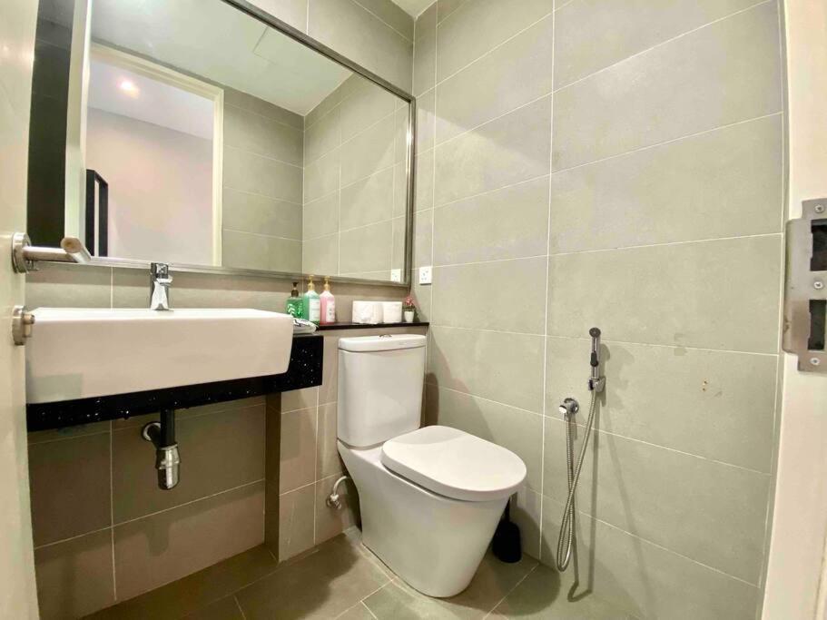 Tropicana 218 Macalister #wondercolor #infinity Pool #georgetown #5pax #2br 2bath #1king 1queen 1single #quality Well Maintained #private Host Apartment George Town
